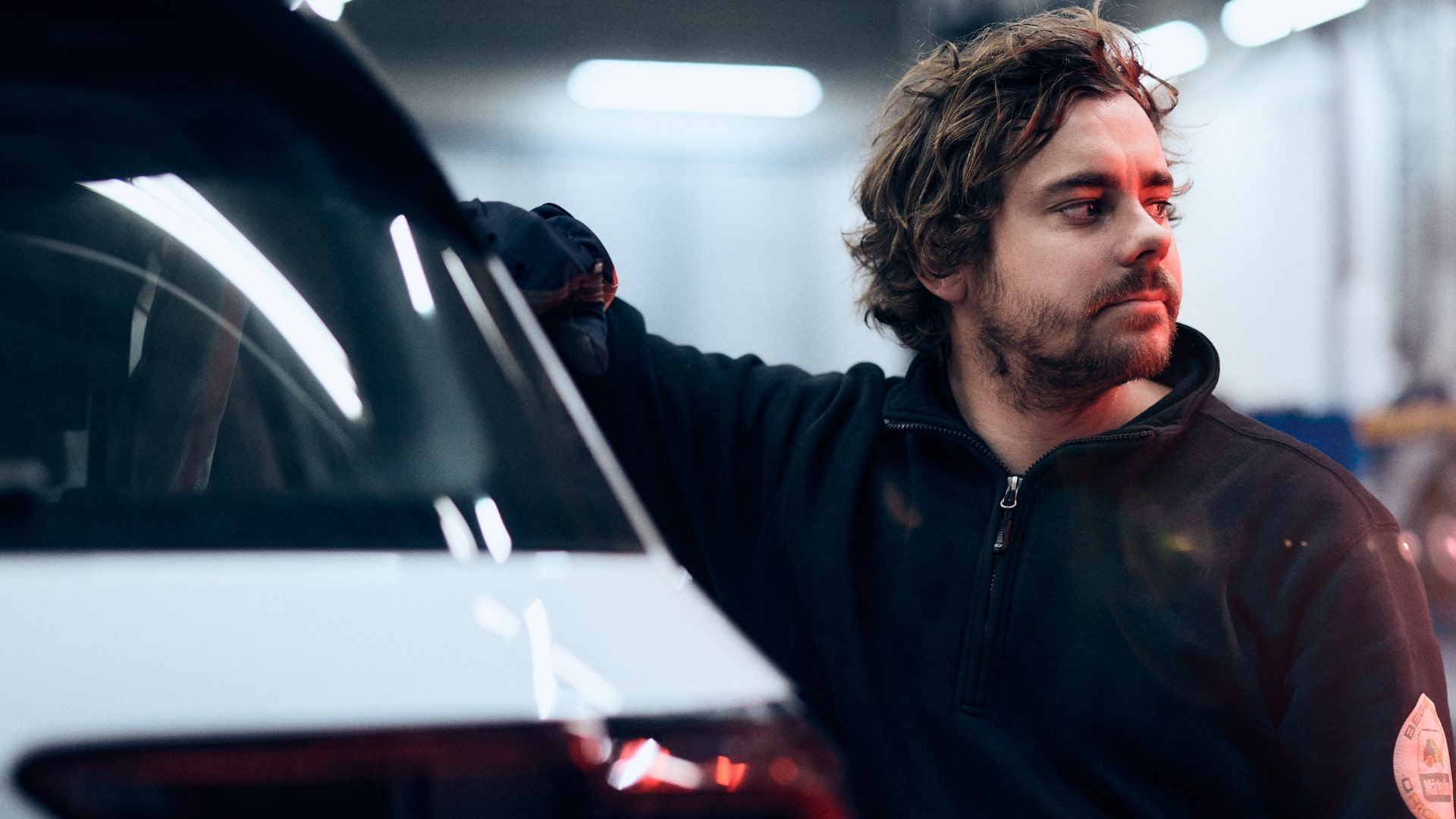 En man arbetar i bilverkstad