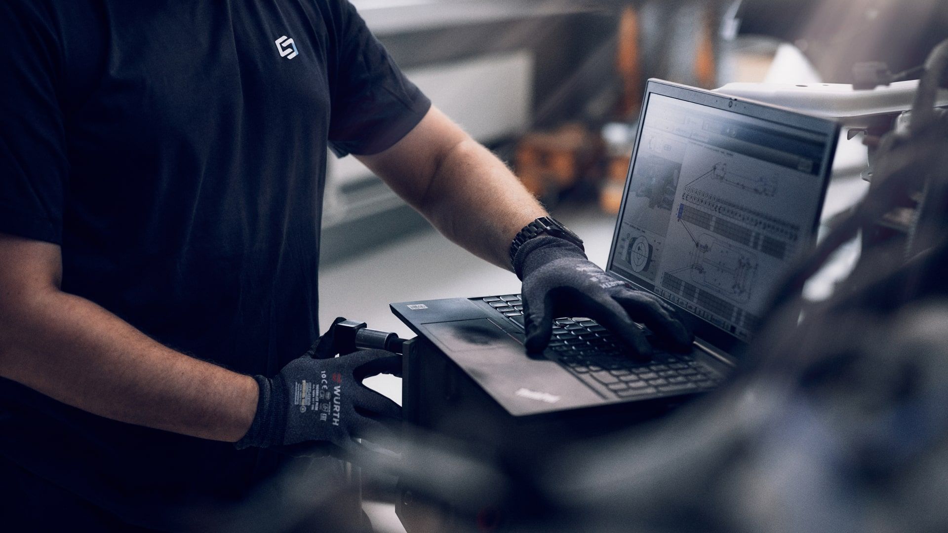 En man arbetar i bilverkstad